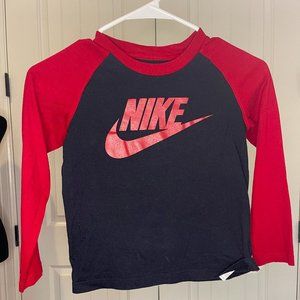 Boys NIKE black/red raglan Tee - Size 7